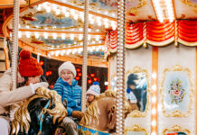 Mercatini di Natale a Vienna 2026: i più belli, date e consigli bambini su una giostra in un mercatino di natale a vienna