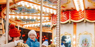 Mercatini di Natale a Vienna 2026: i più belli, date e consigli bambini su una giostra in un mercatino di natale a vienna