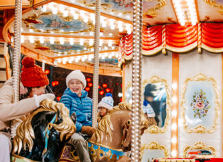 Mercatini di Natale a Vienna 2026: i più belli, date e consigli bambini su una giostra in un mercatino di natale a vienna
