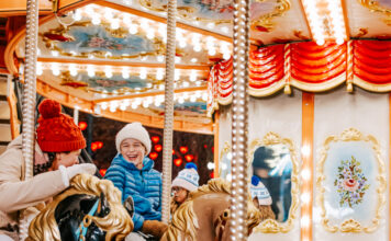 Mercatini di Natale a Vienna 2026: i più belli, date e consigli bambini su una giostra in un mercatino di natale a vienna