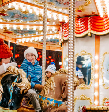 Mercatini di Natale a Vienna 2026: i più belli, date e consigli bambini su una giostra in un mercatino di natale a vienna