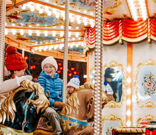 Mercatini di Natale a Vienna 2026: i più belli, date e consigli bambini su una giostra in un mercatino di natale a vienna