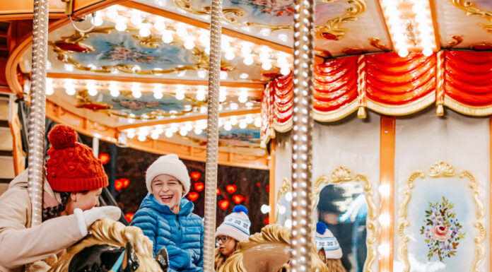Mercatini di Natale a Vienna 2026: i più belli, date e consigli bambini su una giostra in un mercatino di natale a vienna