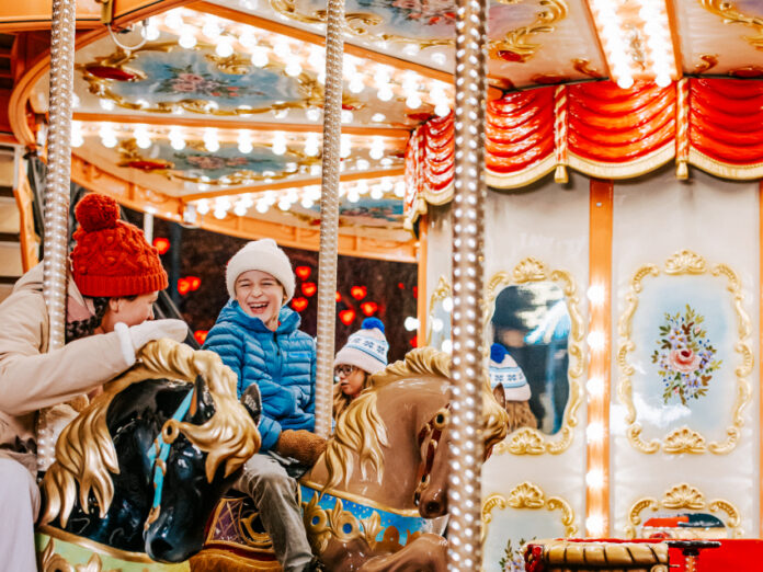 bambini su una giostra in un mercatino di natale a vienna