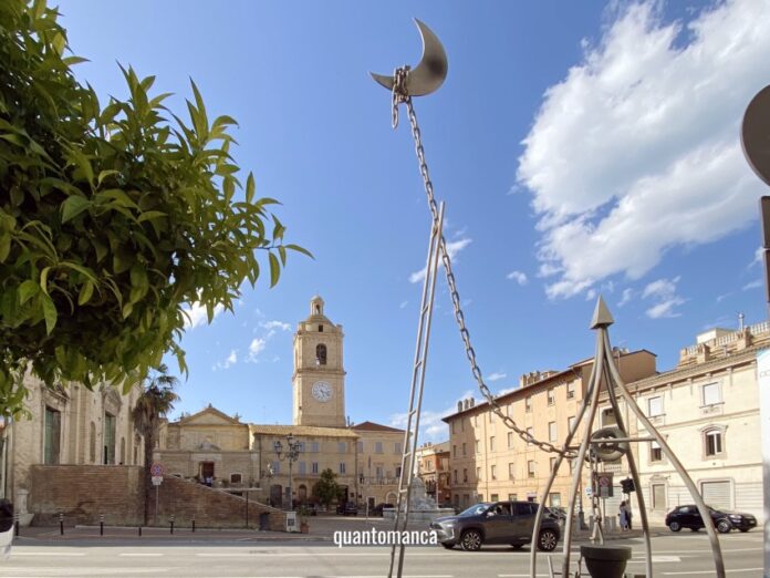 la chiesa e il campanile della città di porto san giorgio