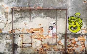George Town, Penang: la perla multiculturale del Nord Malesia che non ti aspetti murales di due bambini su un' altalena a george town penang malesia