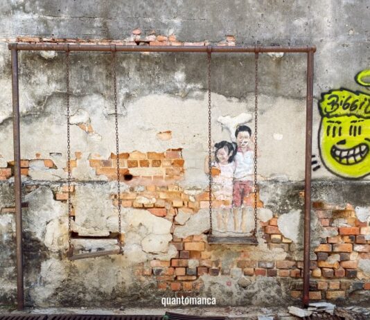 George Town, Penang: la perla multiculturale del Nord Malesia che non ti aspetti murales di due bambini su un' altalena a george town penang malesia