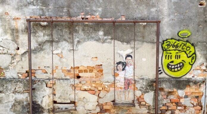George Town, Penang: la perla multiculturale del Nord Malesia che non ti aspetti murales di due bambini su un' altalena a george town penang malesia