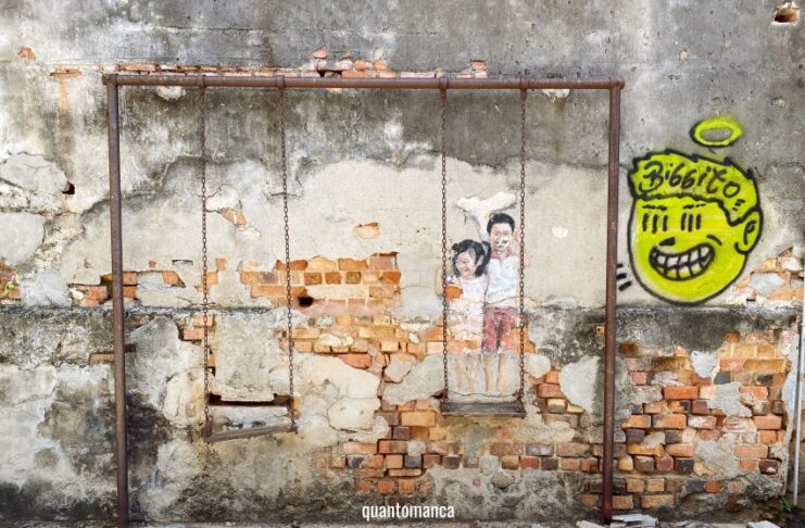 George Town, Penang: la perla multiculturale del Nord Malesia che non ti aspetti murales di due bambini su un' altalena a george town penang malesia