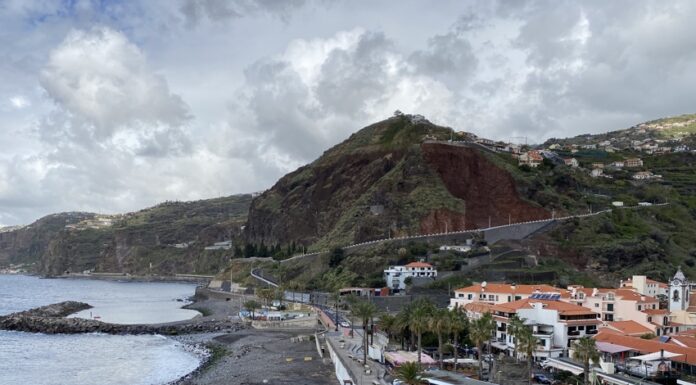 Noleggio auto a Madeira senza deposito e senza carta di credito: come funziona e perché conviene vista della costa di madeira