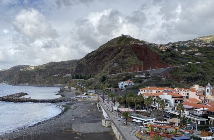 Noleggio auto a Madeira senza deposito e senza carta di credito: come funziona e perché conviene vista della costa di madeira
