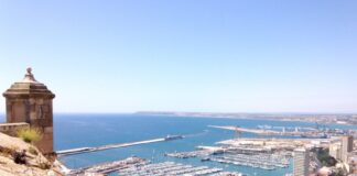 Alicante: guida completa per visitare la città tra storia, mare e vita all’aperto vista panoramica di alicante dal castello di santa barbara