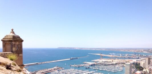 Alicante: guida completa per visitare la città tra storia, mare e vita all’aperto vista panoramica di alicante dal castello di santa barbara