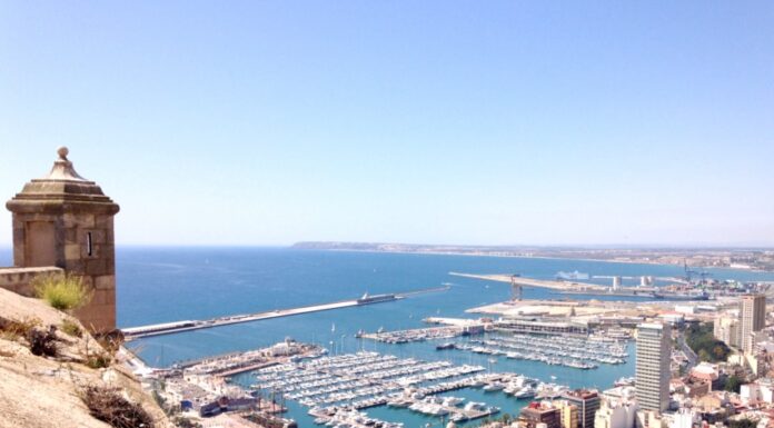 Alicante: guida completa per visitare la città tra storia, mare e vita all’aperto vista panoramica di alicante dal castello di santa barbara