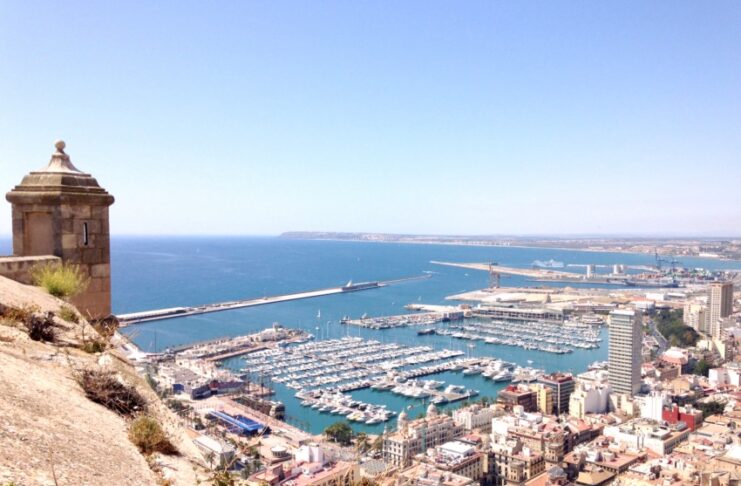 Alicante: guida completa per visitare la città tra storia, mare e vita all’aperto vista panoramica di alicante dal castello di santa barbara