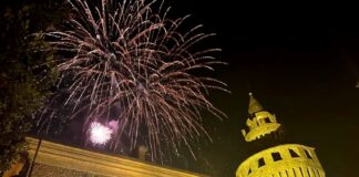 Capodanno di magia al Castello di Rivalta: un’avventura per tutta la famiglia fuochi d' artifico per capodanno sopra la torre del castello di rivalta