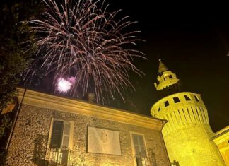 Capodanno di magia al Castello di Rivalta: un’avventura per tutta la famiglia fuochi d' artifico per capodanno sopra la torre del castello di rivalta