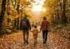 Dove andare in autunno in Italia: 10 mete da nord a sud famiglia che visita un bosco per il foliage in autunno in italia