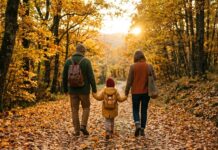 Dove andare in autunno in Italia: 10 mete da nord a sud famiglia che visita un bosco per il foliage in autunno in italia