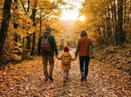 Dove andare in autunno in Italia: 10 mete da nord a sud famiglia che visita un bosco per il foliage in autunno in italia
