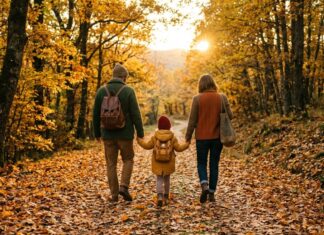 Dove andare in autunno in Italia: 10 mete da nord a sud famiglia che visita un bosco per il foliage in autunno in italia