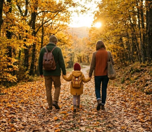 Dove andare in autunno in Italia: 10 mete da nord a sud famiglia che visita un bosco per il foliage in autunno in italia
