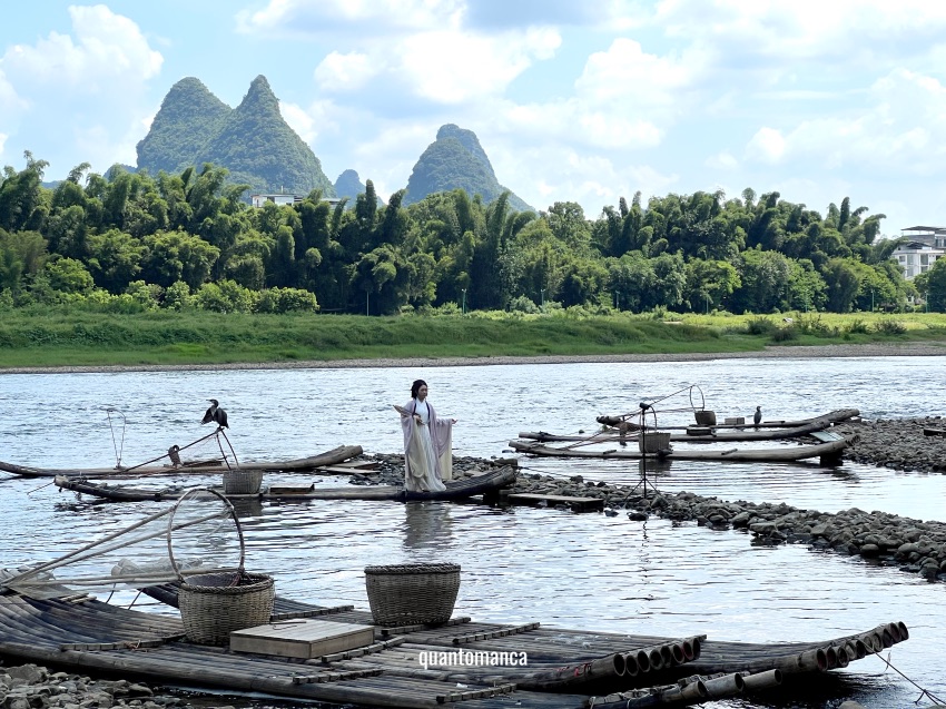 ragazza che si fa fotografare in costrume tradizionale a Yangshuo