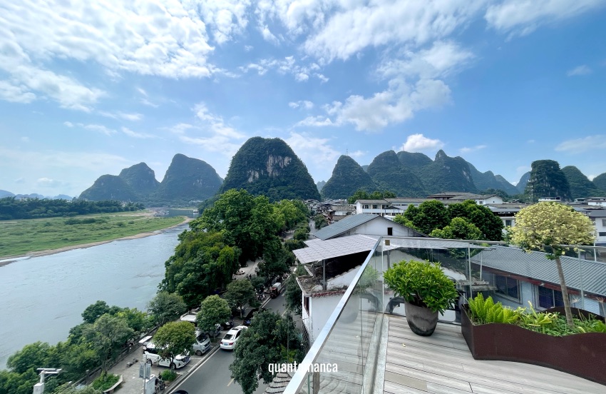 Panorama delle montagne calcaree di Yangshuo dalla finestra dello Yangshuo Percent Hotel