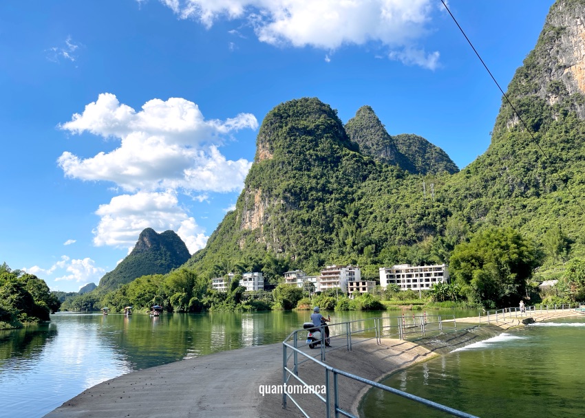 in motorino elettrico lungo una strada rurale tra le colline di Yangshuo