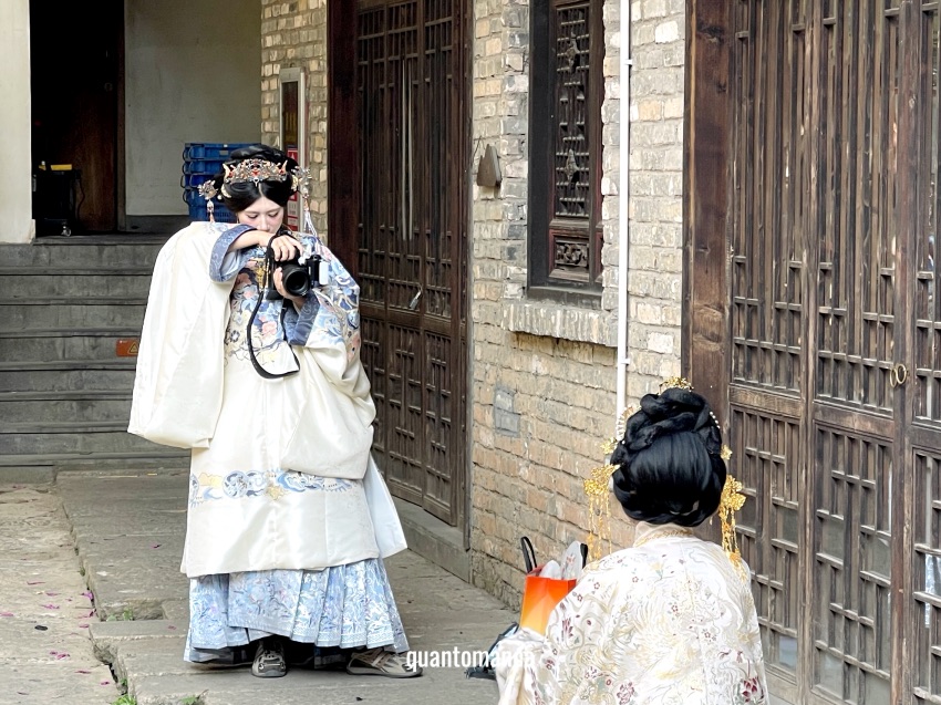 Gankeng Ancient Town a Shenzhen e visitatori in abiti tradizionali