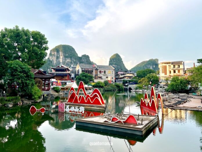 yangshuo in cina Yangshuo con le iconiche colline carsiche nel verde della provincia del Guangxi.