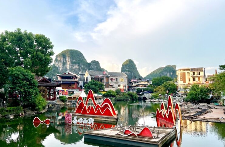 Yangshuo: cosa vedere e fare tra fiume Yulong e montagne carsiche Yangshuo con le iconiche colline carsiche nel verde della provincia del Guangxi.