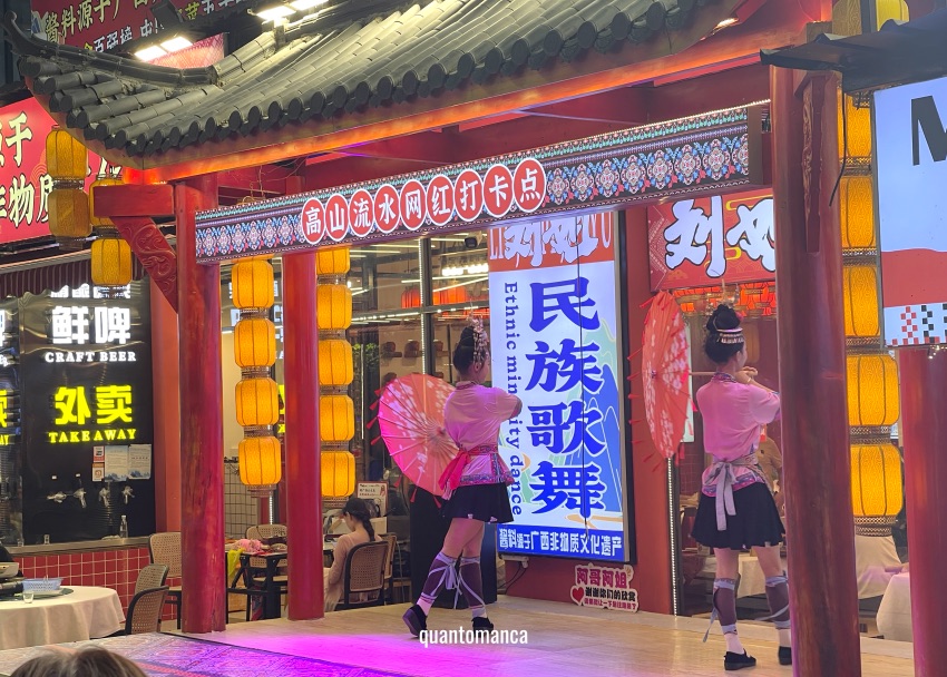 spettacolo davanti un ristorante di yangshuo la sera