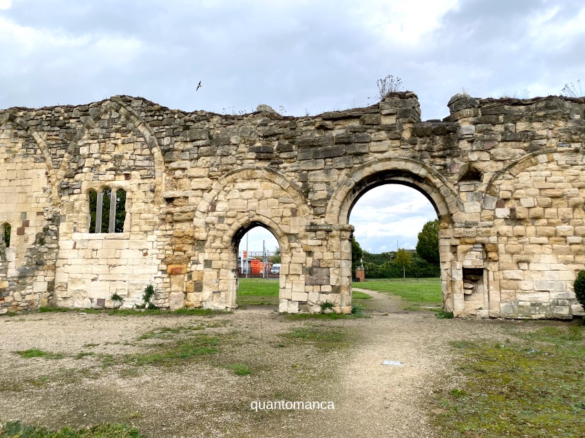 Rovine del St. Oswald's Priory a Gloucester, antico priorato medievale dell'VIII secolo