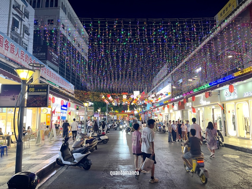 hengyang Pedestrian Street con bancarelle di street food e vita locale a Guilin