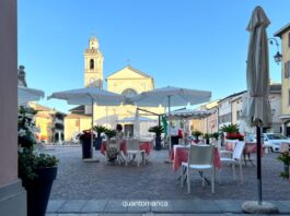 Brescello: viaggio nel tempo tra Don Camillo e Peppone piazza di brescello con bar e ristoranti