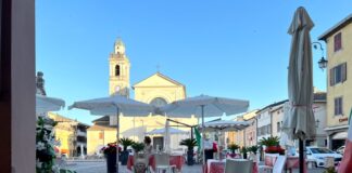 Brescello: viaggio nel tempo tra Don Camillo e Peppone piazza di brescello con bar e ristoranti