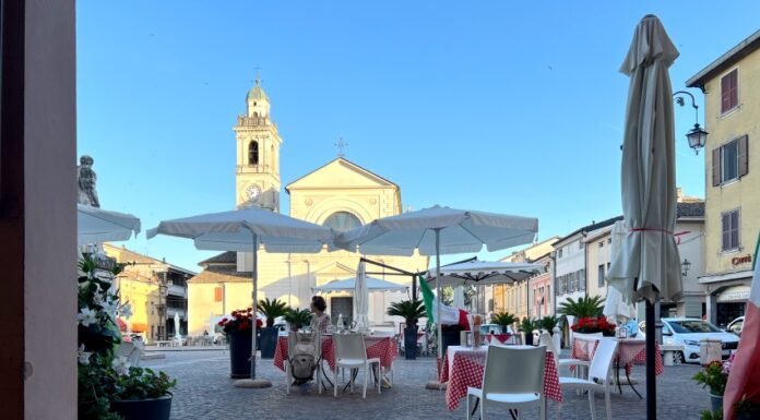 Brescello: viaggio nel tempo tra Don Camillo e Peppone piazza di brescello con bar e ristoranti