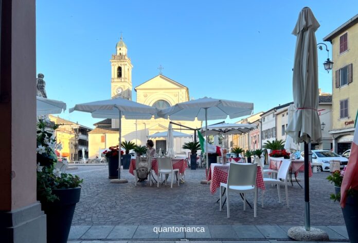 piazza di brescello con bar e ristoranti