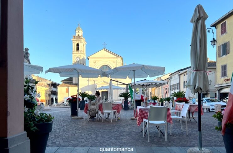 Brescello: viaggio nel tempo tra Don Camillo e Peppone piazza di brescello con bar e ristoranti