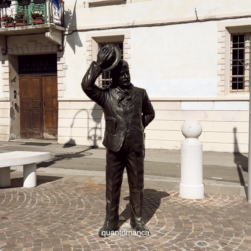 statua di peppone nella piazza di brescello