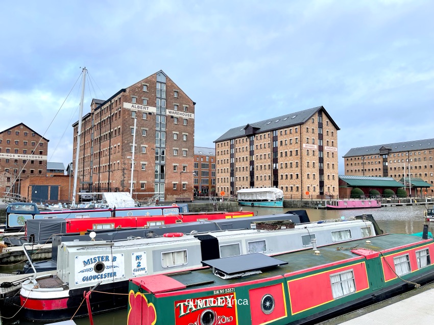 I magazzini vittoriani in mattoni rossi affacciati sui canali dei Gloucester Docks
