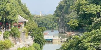 Cosa vedere a Guilin: laghi e colline nel cuore della città Panorama di Guilin con fiume Li e montagne carsiche sullo sfondo, sud della Cina