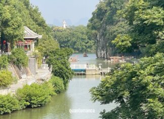 Cosa vedere a Guilin: laghi e colline nel cuore della città Panorama di Guilin con fiume Li e montagne carsiche sullo sfondo, sud della Cina