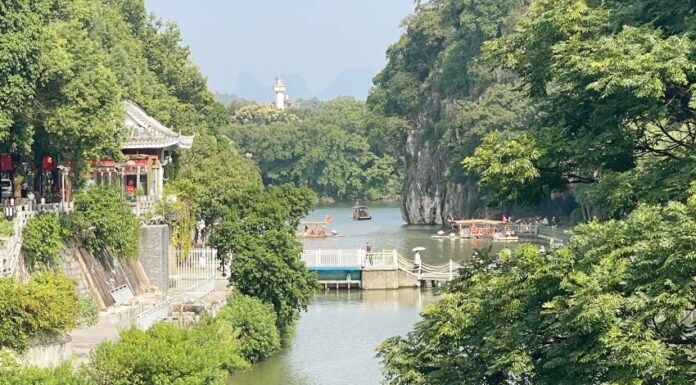 Cosa vedere a Guilin: laghi e colline nel cuore della città Panorama di Guilin con fiume Li e montagne carsiche sullo sfondo, sud della Cina