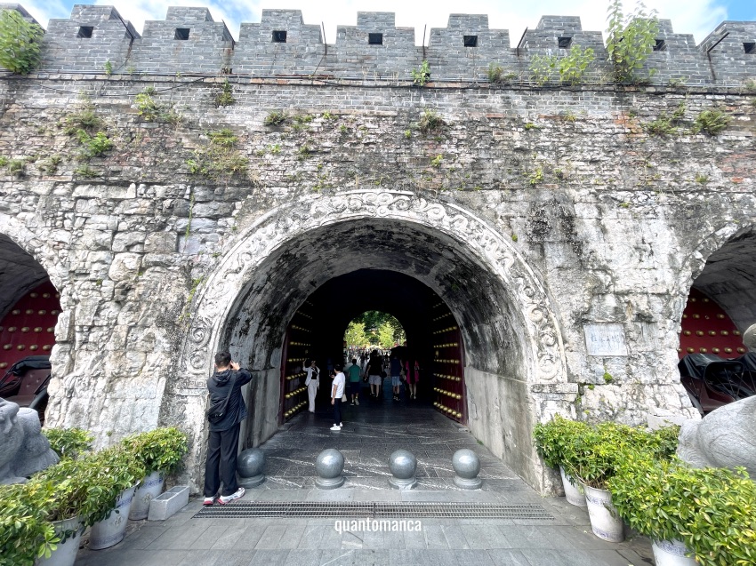 Palazzo dei Principi Jingjiang con il Solitary Beauty Peak nel centro di Guilin