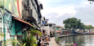 Cosa vedere a Malacca: guida completa alla città multiculturale della Malesia Case colorate e murales lungo il fiume Malacca