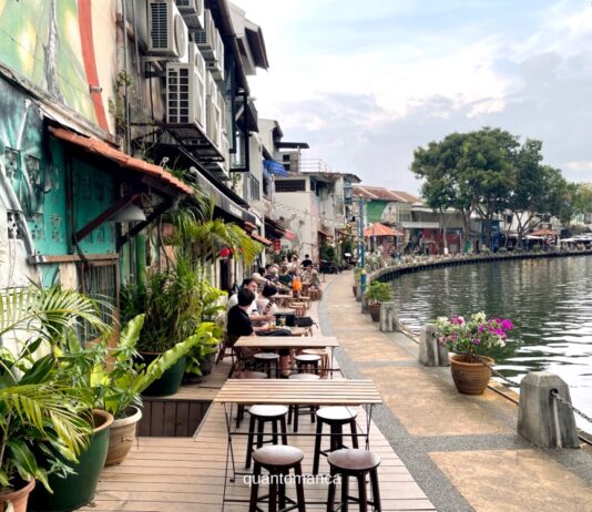 Cosa vedere a Malacca: guida completa alla città multiculturale della Malesia Case colorate e murales lungo il fiume Malacca