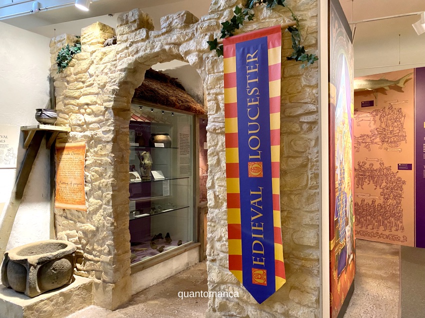 Interno del Gloucester City Museum con reperti romani della colonia di Glevum