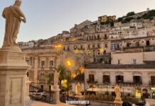 Modica: l’arte di perdersi tra le geometrie verticali del Barocco e il sapore del cioccolato Veduta panoramica di Modica, con la stratificazione delle case barocche costruite sui pendii delle colline siciliane.